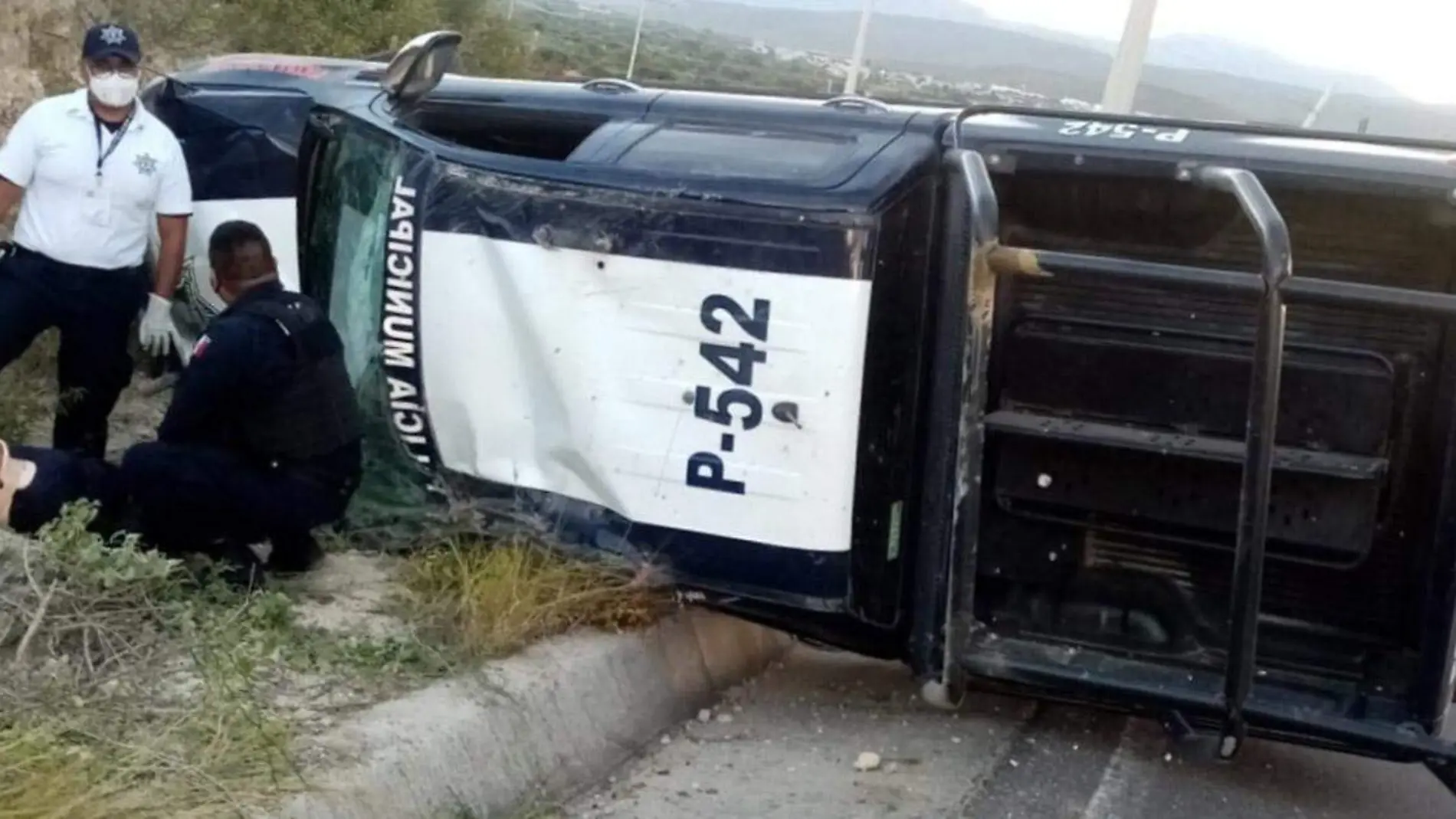 Dos mujeres policías resultaron lesionadas tras sufrir un accidente en el acceso de San Diego Chalma